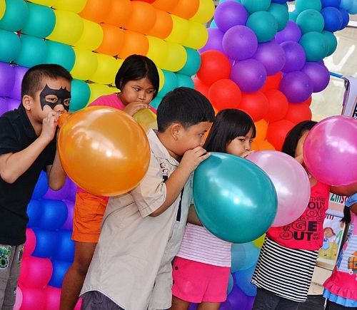 เด็กๆ ร่วมกิจกรรมวันเด็กอย่างสนุกสนาน แฟ้มภาพ The Phuket News