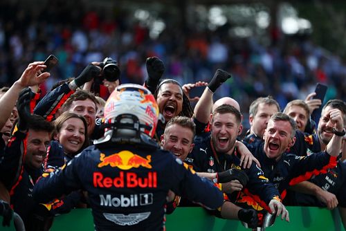 แมกซ์ เวอร์สแตพเพน นักขับรถสูตรหนึ่งจากเนเธอแลนด์ และทีมเรดบูลล์เรซซิ่ง ร่วมฉลองชัยหลังการแข่งขันสนามบราซิเลียน กรังด์ ปรีซ์ ภาพ: Dan Istitene / Getty Images / Red Bull Content Pool