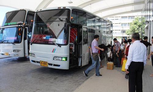 รถบัสโดยสารรับนักท่องเที่ยว ณ อาคาร X-Terminal สนามบินภูเก็ต / แฟ้มภาพ The Phuket News
