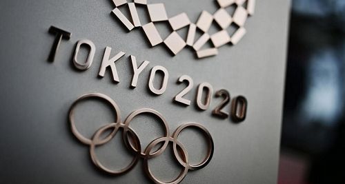 ‘United by Emotion’ คำขวัญโอลิมปิกโตเกียว 2020 สื่อความหมายถึงความสามัคคีของคนทั่วทั้งโลก   เพราะการแข่งขันกีฬาโอลิมปิกได้นำพาทุกคนมาพบกัน และก่อเกิดเป็นมิตรภาพได้อย่างคาดไม่ถึง  ภาพ: AFP