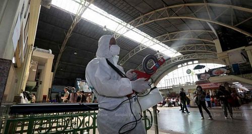 เจ้าหน้าที่สธ.ฉีดพ่นยาฆ่าเชื้อโรคที่บริเวณสถานีรถไฟหัวลำโพง เพื่อป้องกันโควิด-19 ภาพ Chanat Katanyu